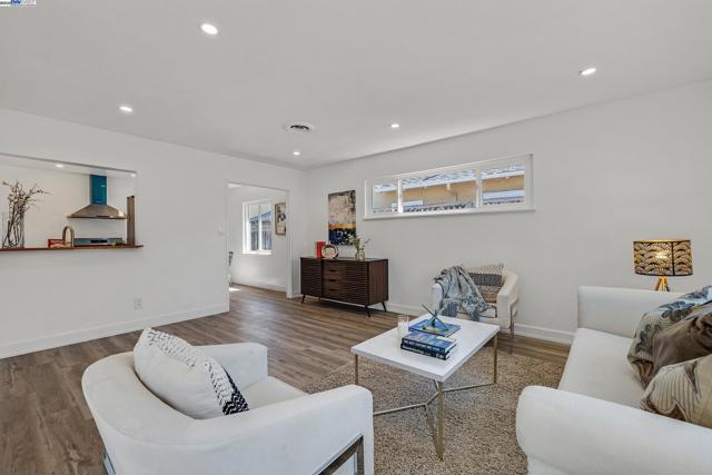 15833 Via Toledo, San Lorenzo CA: https://media.crmls.org/mediaz/b1596086-b862-45e8-a9a3-e5a9a4f26af5.jpg