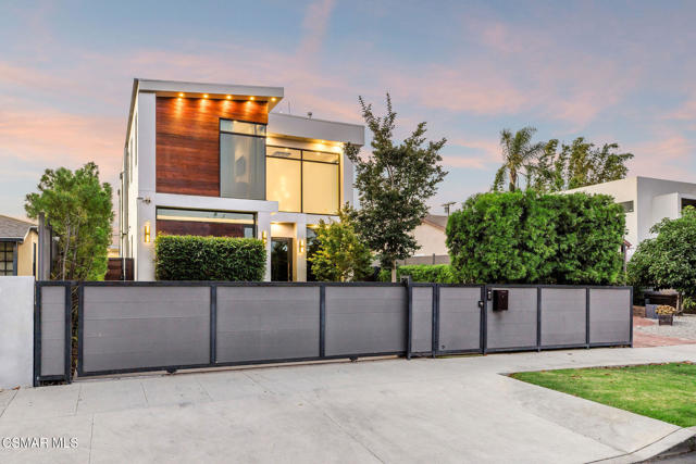 829 Flower Avenue, Venice CA: https://media.crmls.org/mediaz/b15979c6-fe27-4af5-9d27-47103ebcb2eb.jpg