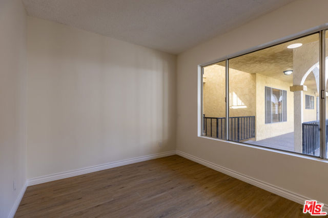 1033 6TH Street, Santa Monica CA: https://media.crmls.org/mediaz/b159de03-db81-4605-8076-a46cf4bf2a71.jpg