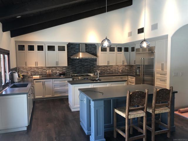 1153 Crest Dr, Encinitas CA: https://media.crmls.org/mediaz/b15a7d3f-f700-4ad8-abde-36450f94a0e0.jpg