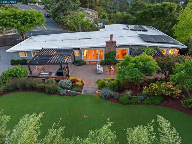 31 Ivy Dr, Orinda CA: https://media.crmls.org/mediaz/b15ae2d8-cc98-4b3b-a0ec-5735639195e9.jpg