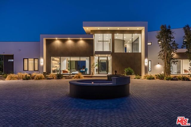 27715 Pacific Coast Highway, Malibu CA: https://media.crmls.org/mediaz/b15b5ae8-0d45-4623-be01-49752888ab42.jpg
