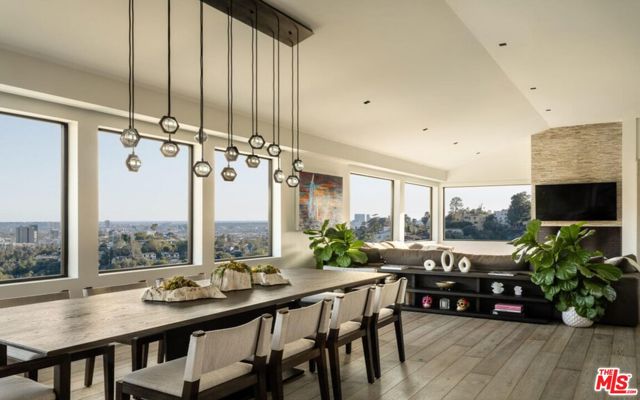 2532 Canyon Oak Dr, Los Angeles CA: https://media.crmls.org/mediaz/b15b7323-fbdc-4275-a954-3e924344dfe5.jpg