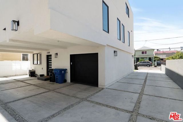 1724 Menlo Avenue, Los Angeles CA: https://media.crmls.org/mediaz/b15c8863-53b9-43ca-aa87-8b20151fbb45.jpg