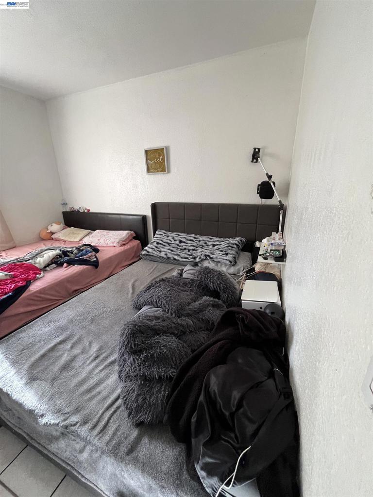 https://media.crmls.org/mediaz/b15c8e1c-5750-44d4-b022-77464fc5cde0.jpg?preset=X-Large