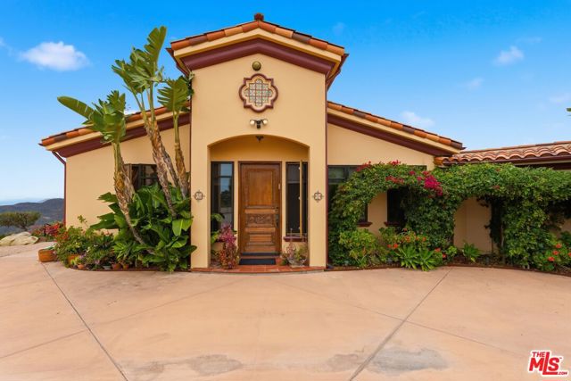 10825 Pacific View Drive, Malibu CA: https://media.crmls.org/mediaz/b15d3ff3-d033-4a3e-89e8-9f8e6ae578b0.jpg