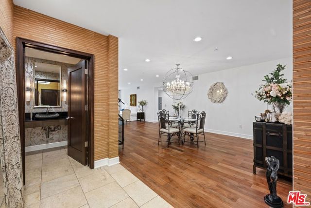 447 N Doheny Drive, Beverly Hills CA: https://media.crmls.org/mediaz/b15dc428-596f-4ab9-81af-3a238680bc4d.jpg