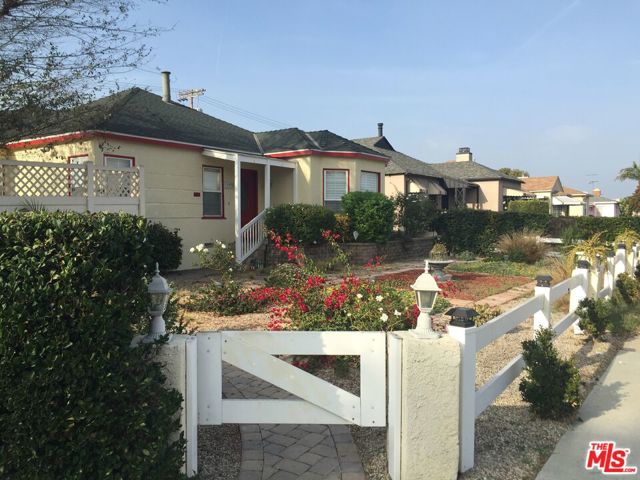 1975 S Crescent Heights Boulevard, Los Angeles CA: https://media.crmls.org/mediaz/b15dfdd3-ea46-4ab3-8731-4d198ce8af5e.jpg
