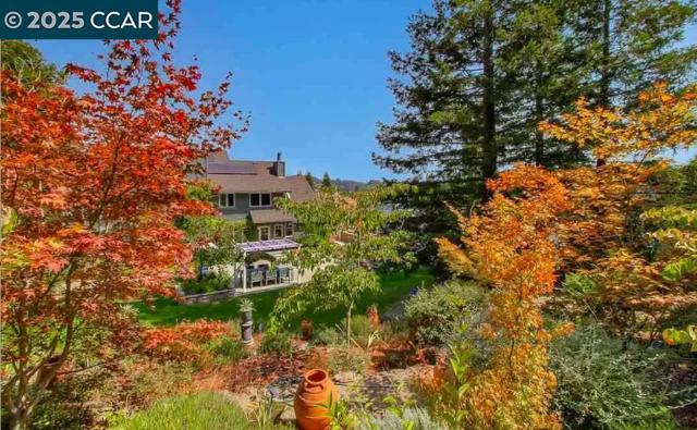 53 Knickerbocker Ln, Orinda CA: https://media.crmls.org/mediaz/b15f7ac1-83dc-477a-850a-0c1c23d8cfbd.jpg