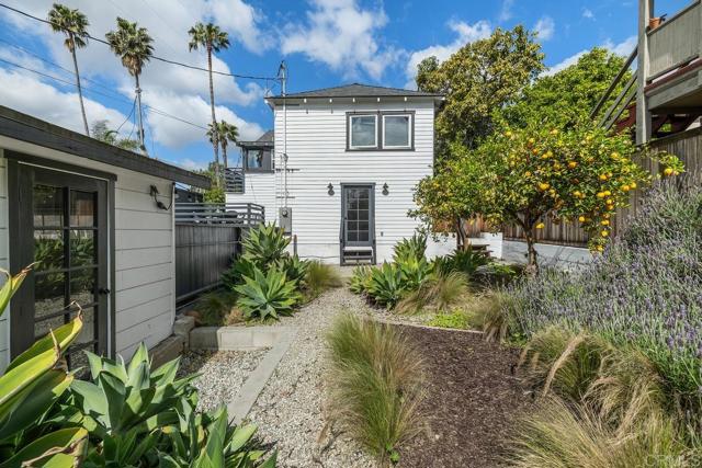 1400 Angelus Avenue, Los Angeles CA: https://media.crmls.org/mediaz/b161d81a-bf7d-44a9-ab52-36d47f2ee8f9.jpg