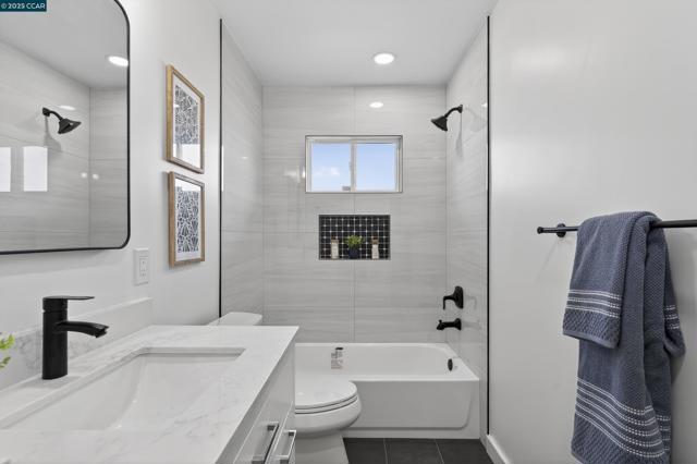 1264 Belfair Dr, Pinole CA: https://media.crmls.org/mediaz/b162aa87-c2f3-417f-bf13-e956079acfde.jpg