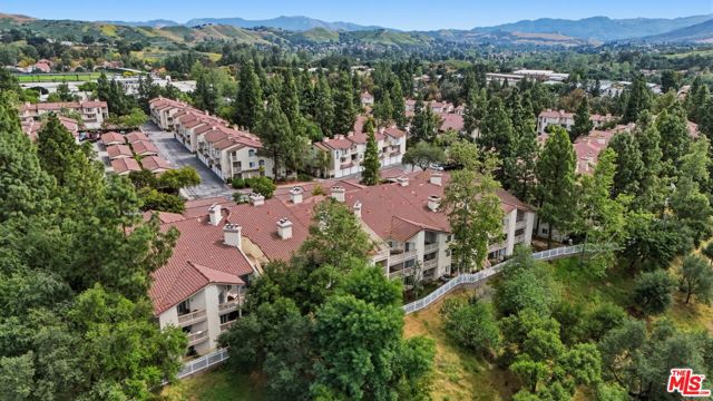 675 Oak Run Trail, Oak Park CA: https://media.crmls.org/mediaz/b1634d79-5785-4f3d-a67b-a660fb5514c3.jpg