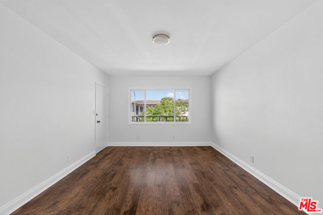 4777 San Vicente Boulevard, Los Angeles CA: https://media.crmls.org/mediaz/b1635a77-143f-4386-945e-fa977ba1e8dc.jpg