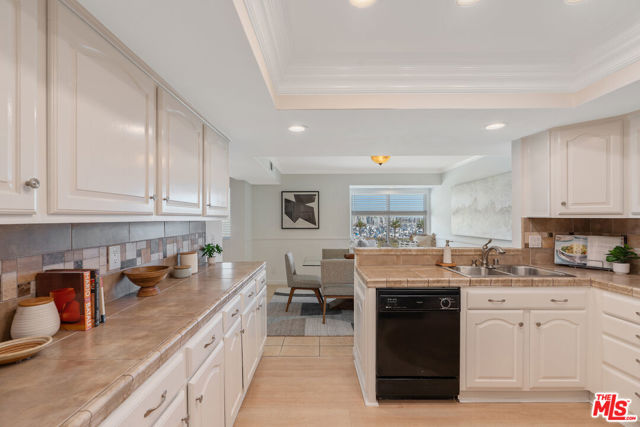 4350 Via Dolce, Marina del Rey CA: https://media.crmls.org/mediaz/b164479f-ef6d-4c0b-bf62-f8aabec5df12.jpg