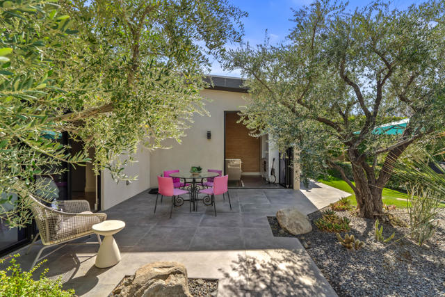 427 N Avenida Caballeros, Palm Springs CA: https://media.crmls.org/mediaz/b164592d-56e1-4068-a972-c3b581db2925.jpg