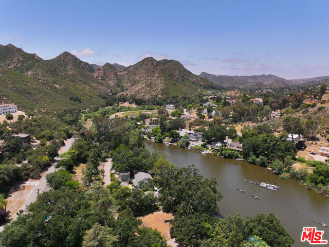 29255 S Lakeshore Drive, Agoura Hills CA: https://media.crmls.org/mediaz/b16463d4-bfec-4eed-8e0c-2aa71f660d7f.jpg