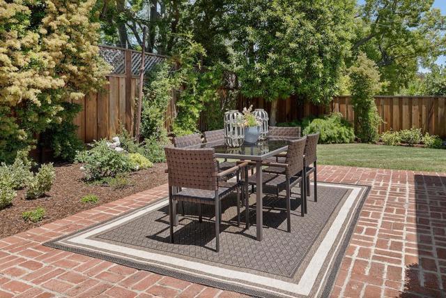 1435 Highland View Court, Los Altos CA: https://media.crmls.org/mediaz/b164d224-34c7-497a-be04-14bc03d083a6.jpg