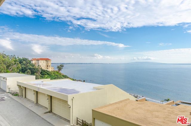 18065 Coastline Drive, Malibu CA: https://media.crmls.org/mediaz/b16510ab-ef95-4e33-aaa5-890eb0051782.jpg