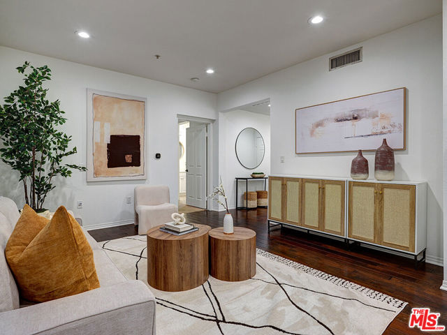 6020 S Seabluff Drive, Playa Vista CA: https://media.crmls.org/mediaz/b165729a-aa15-4817-adf9-bad17cc7f427.jpg