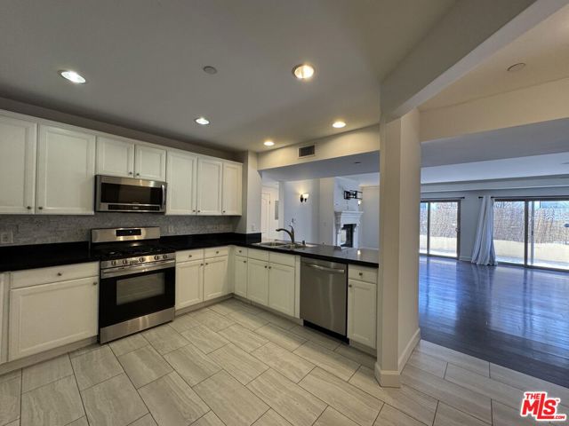 1522 Amherst Avenue, Los Angeles CA: https://media.crmls.org/mediaz/b1659edd-b5bf-4ebe-8ceb-59c600bb9b61.jpg