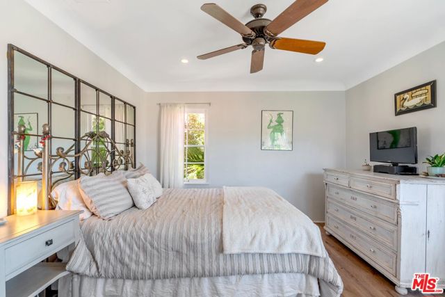 11316 Sunshine Terrace, Studio City CA: https://media.crmls.org/mediaz/b1659f8e-10ed-48af-9a06-03c938550bde.jpg