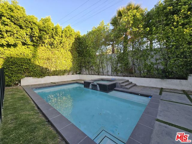 18026 Valley Vista Boulevard, Encino CA: https://media.crmls.org/mediaz/b1663343-c6d6-4a57-99ed-60d87acd0a3e.jpg
