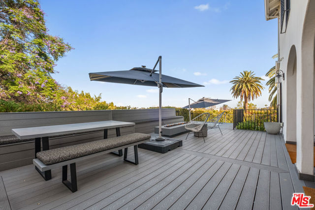 6801 Iris Circle, Los Angeles CA: https://media.crmls.org/mediaz/b1672c93-5c77-4ec6-bdce-37918fb0d87c.jpg
