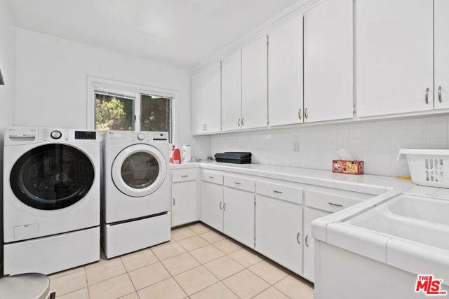 24753 Mulholland Highway, Calabasas CA: https://media.crmls.org/mediaz/b1679cae-b695-43d2-a634-82decd59cc09.jpg