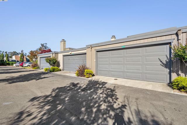 1026 Trellis Ln, Alameda CA: https://media.crmls.org/mediaz/b167f513-e036-4192-abbe-ec08f0f821b8.jpg