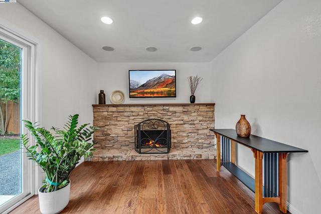 4421 Muirwood Dr, Pleasanton CA: https://media.crmls.org/mediaz/b1683ef3-2bb8-46d4-9824-6eaec90711a3.jpg