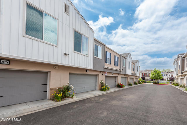212 Red Brick Drive, Simi Valley CA: https://media.crmls.org/mediaz/b16889a9-565f-42ae-85ce-89b6e0d055da.jpg