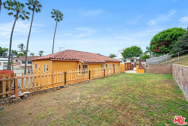 3715 Homeland Drive, View Park CA: https://media.crmls.org/mediaz/b168daff-55ef-453b-923d-4d19cbf1fc67.jpg
