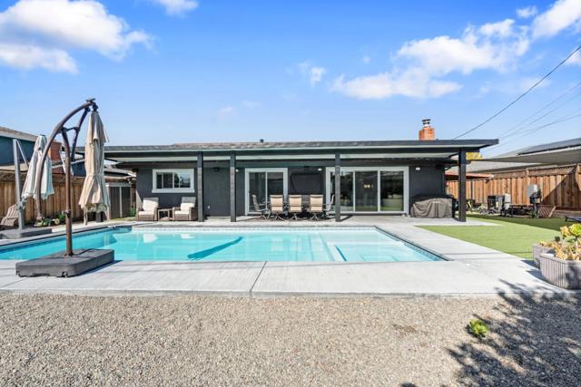 1231 Westward Drive, Hollister CA: https://media.crmls.org/mediaz/b16a903f-d9ae-4803-96c9-e980e2a10854.jpg