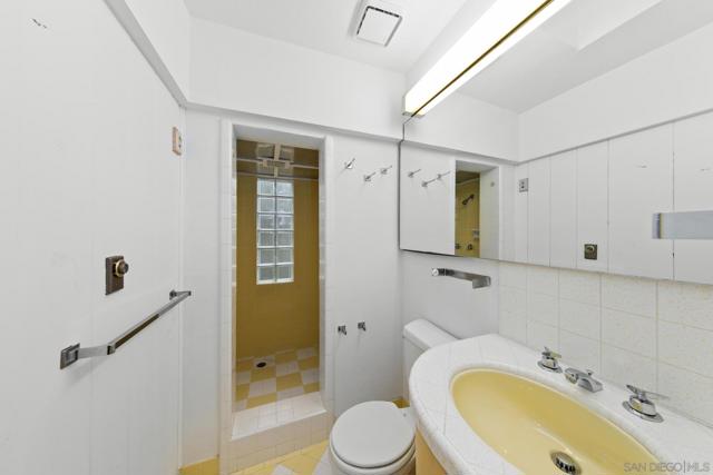 7520 Hillside Dr, La Jolla CA: https://media.crmls.org/mediaz/b16a9bba-5e82-4750-aecd-76fe7c45536d.jpg