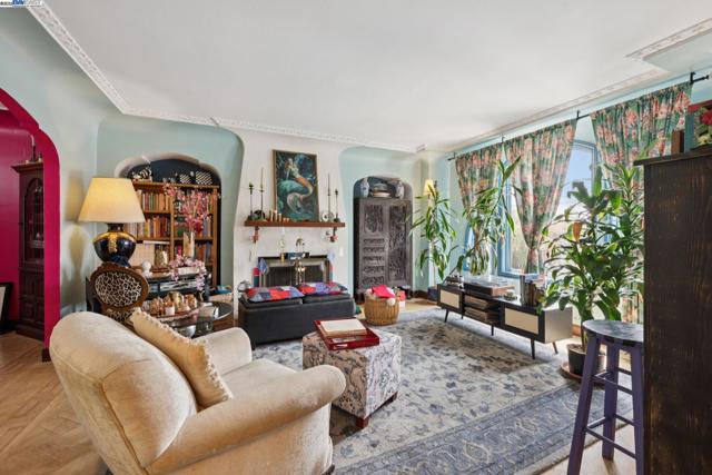 658 30Th Ave, San Francisco CA: https://media.crmls.org/mediaz/b16ac12e-8666-4eba-8e66-702cb1321bbd.jpg