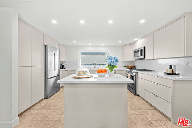 4800 La Villa Marina, Marina del Rey CA: https://media.crmls.org/mediaz/b16bef48-8fc6-4971-9f26-365b0ddfc28c.jpg