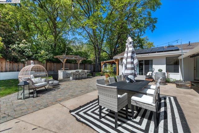 325 Crest Ave, Alamo CA: https://media.crmls.org/mediaz/b16c1912-0a0d-4d82-abae-e2fa7520b3a7.jpg
