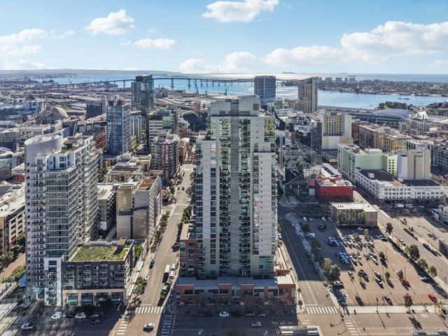 800 The Mark Ln, San Diego CA: https://media.crmls.org/mediaz/b16c2107-1cbf-4ae0-8cc1-e5906b4c9736.jpg