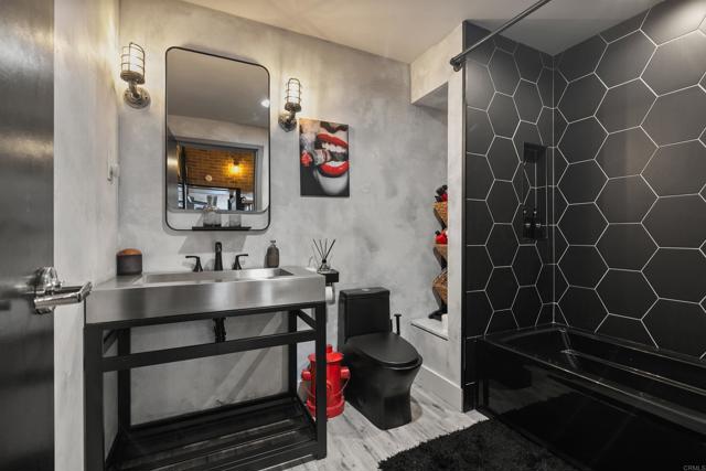 350 11Th Avenue, San Diego CA: https://media.crmls.org/mediaz/b16c7b71-3300-4923-a1ad-b787d6e4a69a.jpg