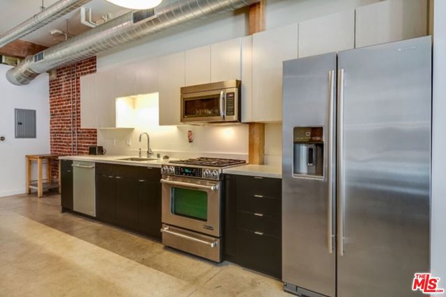 527 Molino Street, Los Angeles CA: https://media.crmls.org/mediaz/b16cefaf-7787-4a3e-ad42-f3d7cd7bb135.jpg