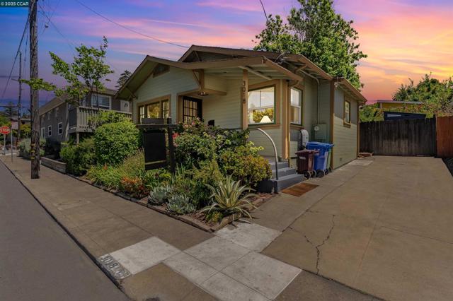 3018 Courtland Ave, Oakland CA: https://media.crmls.org/mediaz/b16de16c-a82b-4502-b0f6-a34114fee681.jpg
