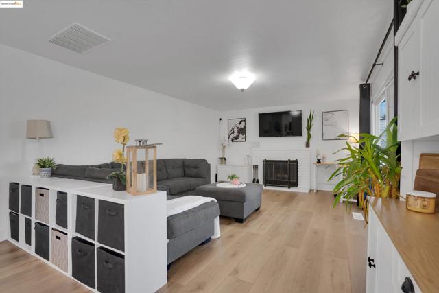 235 Pecan Pl, Brentwood CA: https://media.crmls.org/mediaz/b16ea791-1169-49cd-98db-3ac64e9495ac.jpg