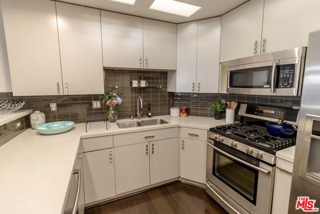 4477 Woodman Avenue, 108 photo 9