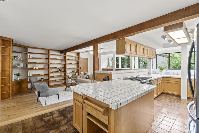 6425 Zinn Dr, Oakland CA: https://media.crmls.org/mediaz/b170daa9-3cc5-4cd3-aca6-0f0d82163aa8.jpg