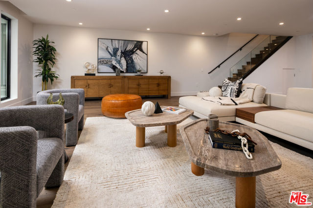 411 S Hamel Road, Los Angeles CA: https://media.crmls.org/mediaz/b170f8dd-c497-4309-bcbf-17a00cdcd1e7.jpg