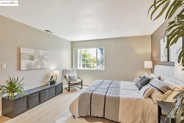 16 Town Sq PL, Oakland CA: https://media.crmls.org/mediaz/b171be3c-ee1c-4c59-9e32-353a841ea670.jpg