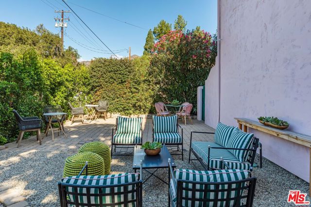202 Canada Street, Ojai CA: https://media.crmls.org/mediaz/b171d5a0-dc48-449c-be0b-bee74fd7b9b3.jpg