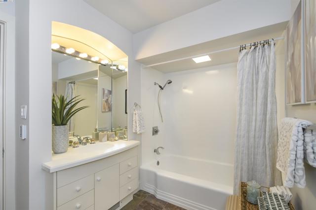 850 POWELL STREET, San Francisco CA: https://media.crmls.org/mediaz/b171f187-96aa-434e-8dc2-3ab99c42f5ed.jpg