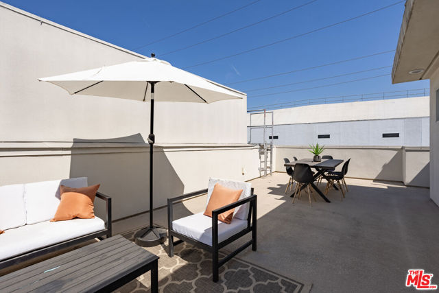 6067 W Studio Court, Los Angeles CA: https://media.crmls.org/mediaz/b173cd4b-dfe8-4aa2-8362-92eb420c13a1.jpg