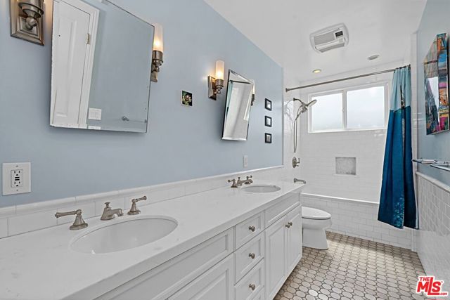 20 1/2 NORTHSTAR Street, Marina del Rey CA: https://media.crmls.org/mediaz/b174b94d-46ce-4a6f-aef7-d58ee6838116.jpg